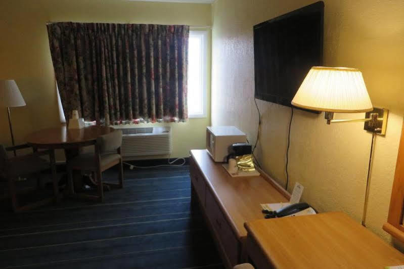 Days Inn By Wyndham Alexandria Mn Экстерьер фото